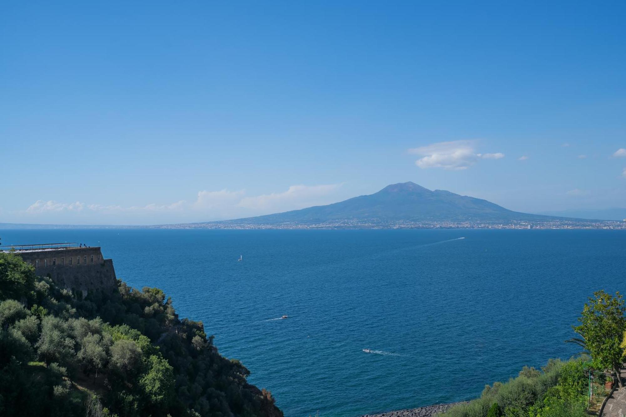 Sea View Deluxe Apartments Vico Equense Eksteriør bilde