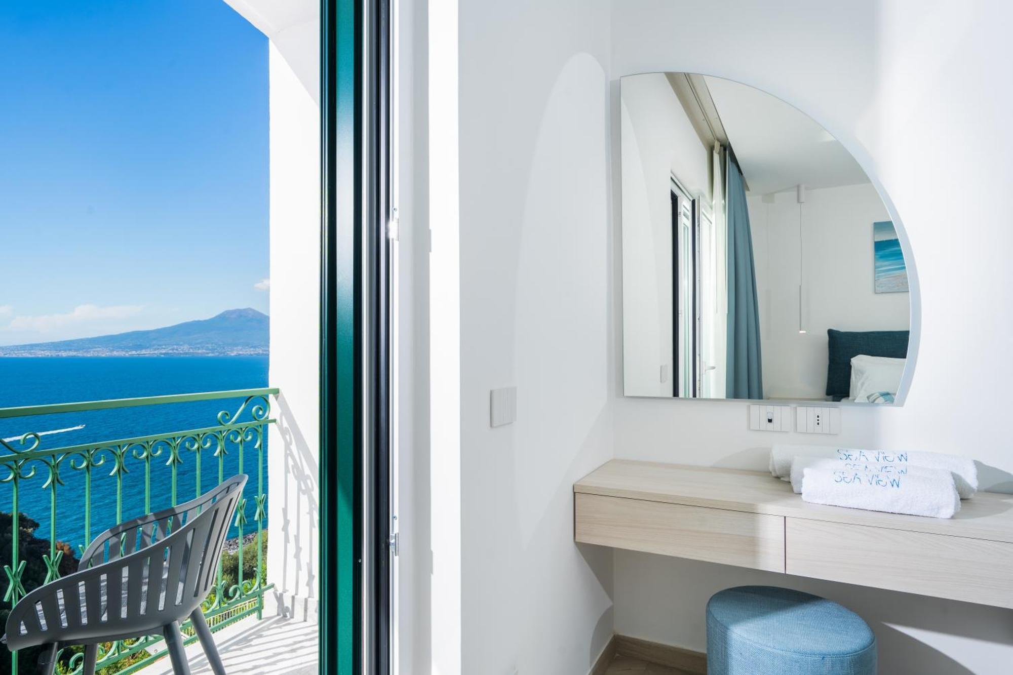 Sea View Deluxe Apartments Vico Equense Eksteriør bilde